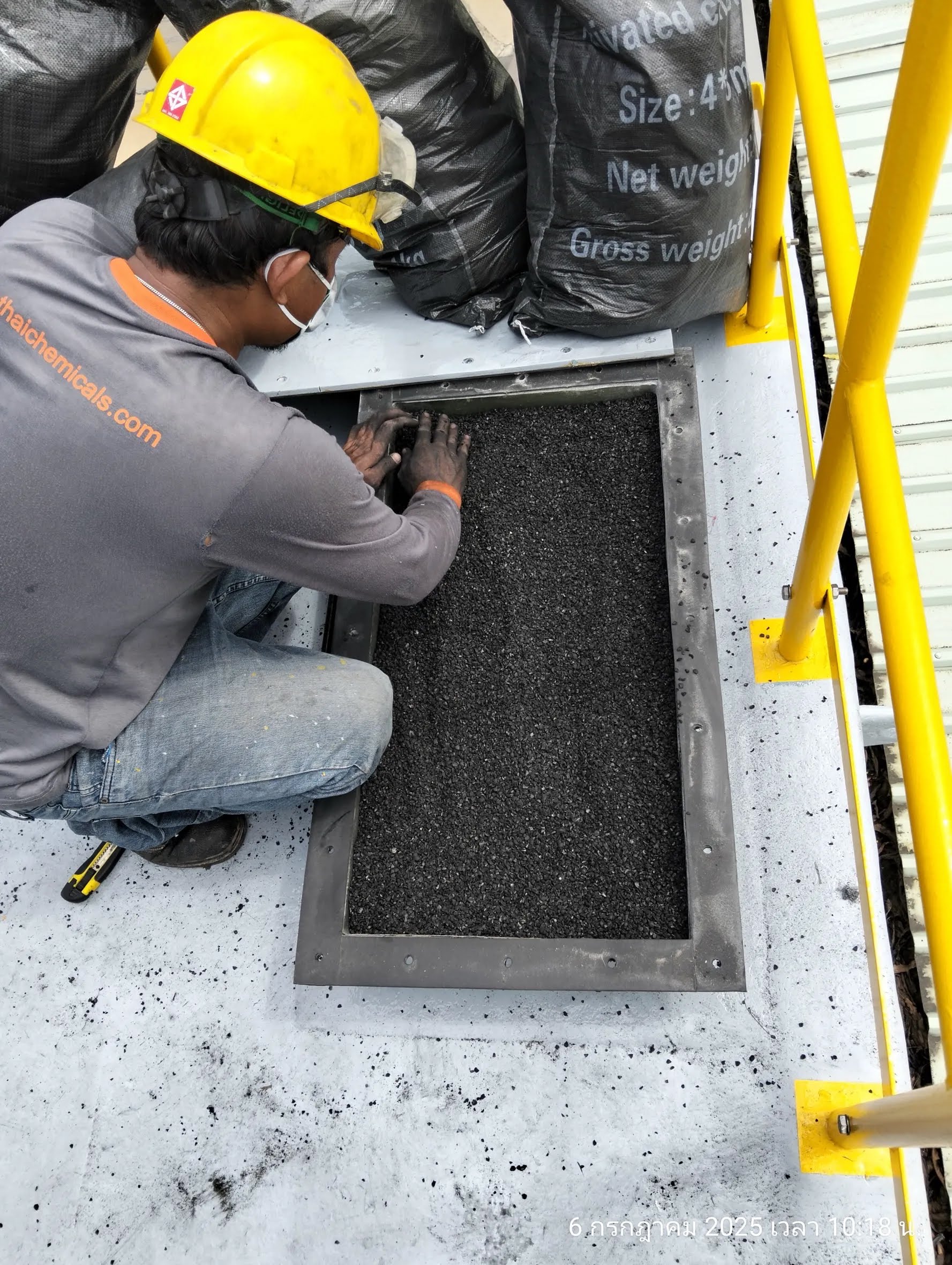 พนักงานติดตั้งถ่านกัมมันต์ชนิดเม็ดขนาด 4×8 mesh ลงในระบบบำบัดอากาศ