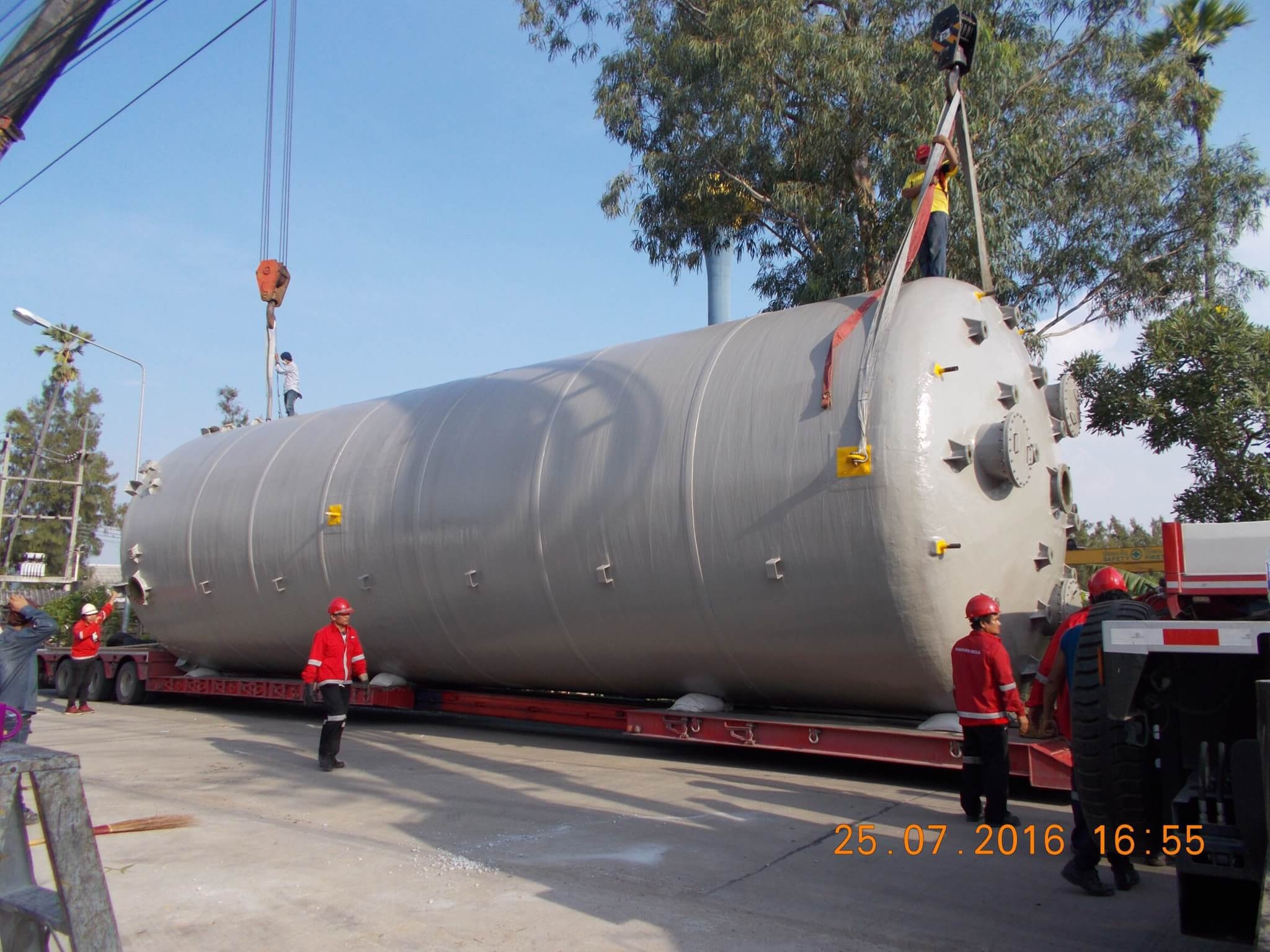 ภาพขนย้ายถัง Bio Scrubber ขนาดใหญ่เข้าพื้นที่โครงการ