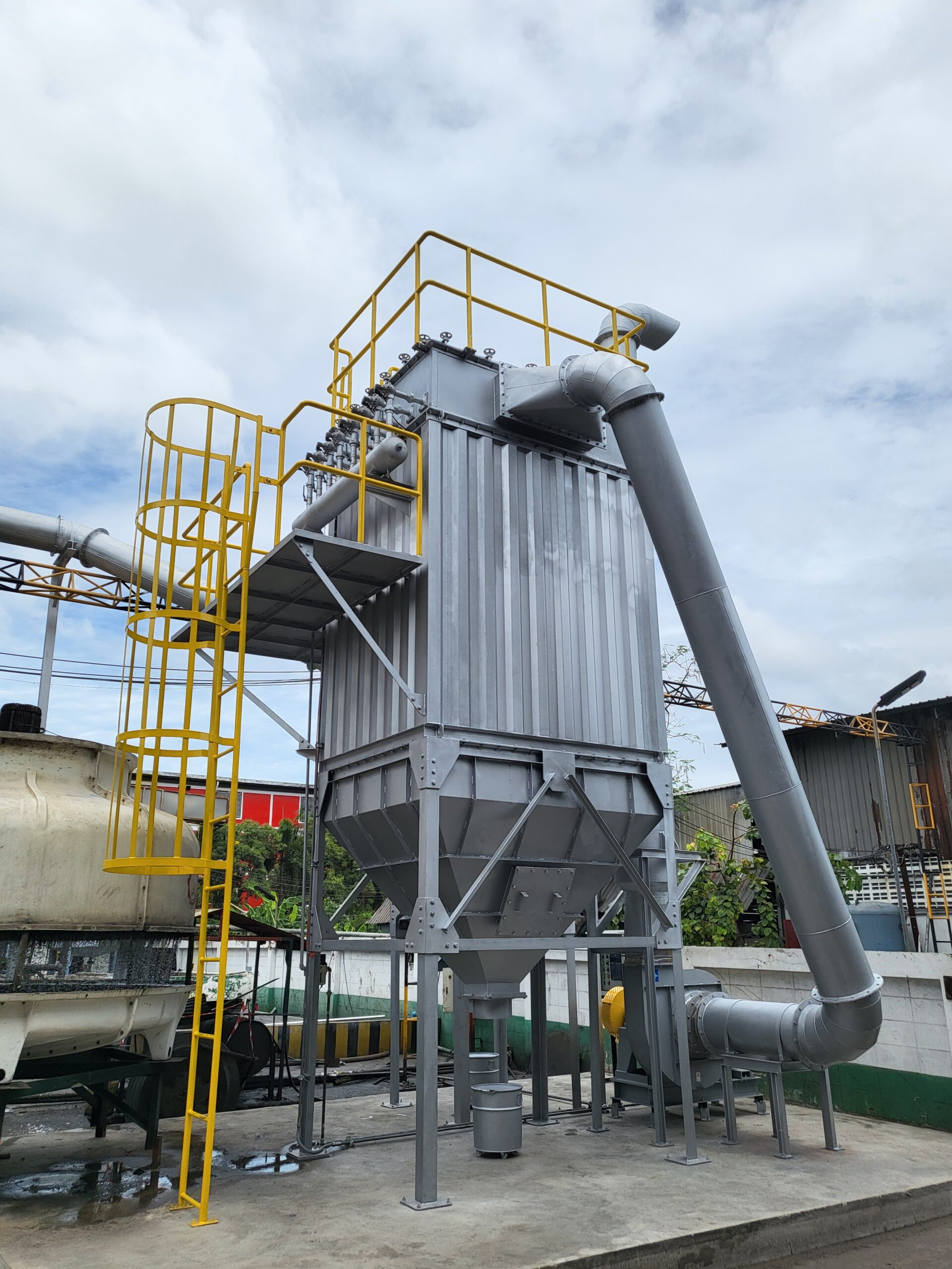 ระบบ Bag Filter พร้อมพัดลมและทางขึ้นบำรุงรักษา