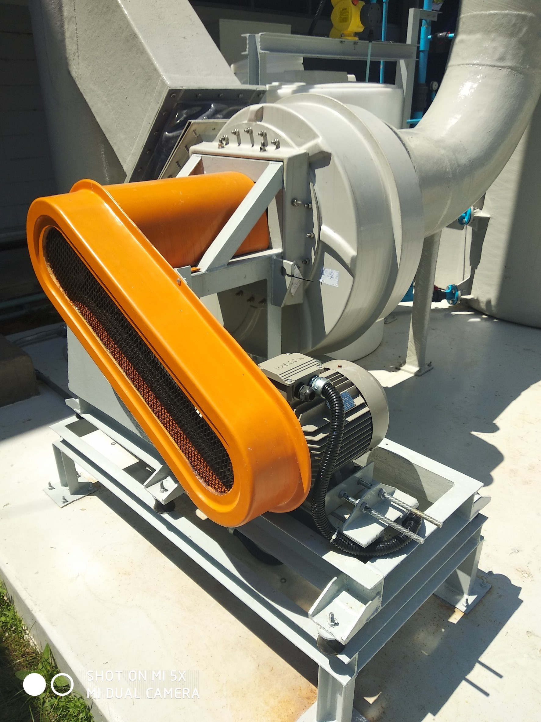 FRP Blower พร้อมฝาครอบสายพานสีส้ม